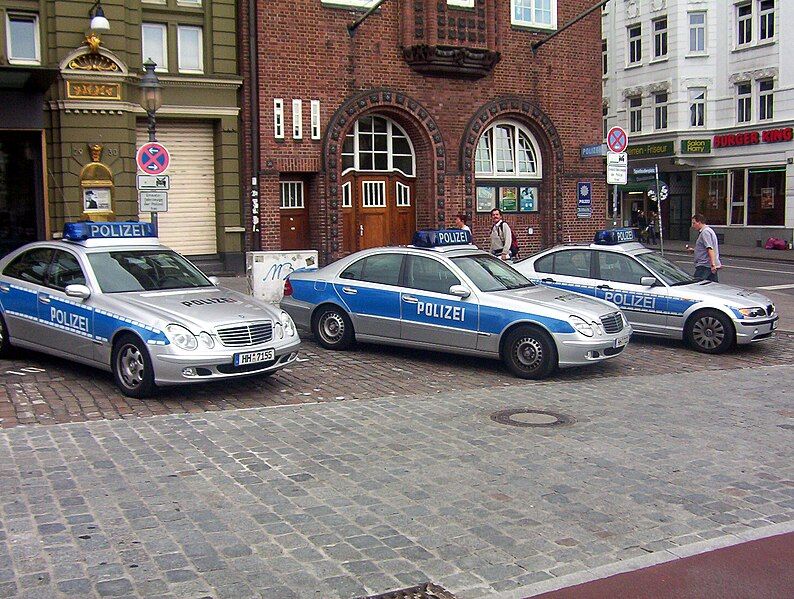 File:Polizeiautos Davidwache.jpg