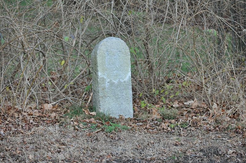 File:ReadingMA HaverhillStreetMilestone.jpg