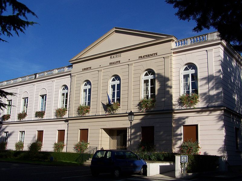 File:Saint-Nom-la-Bretèche Mairie.JPG