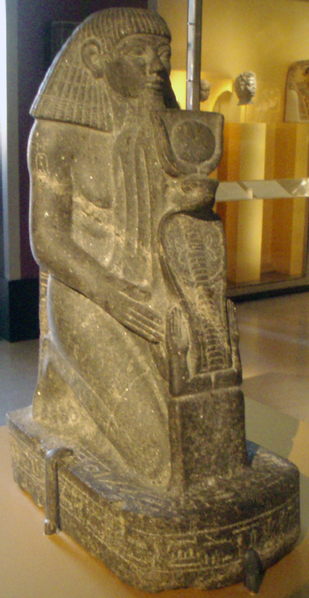 File:Senemut-KneelingStatue BrooklynMuseum.png