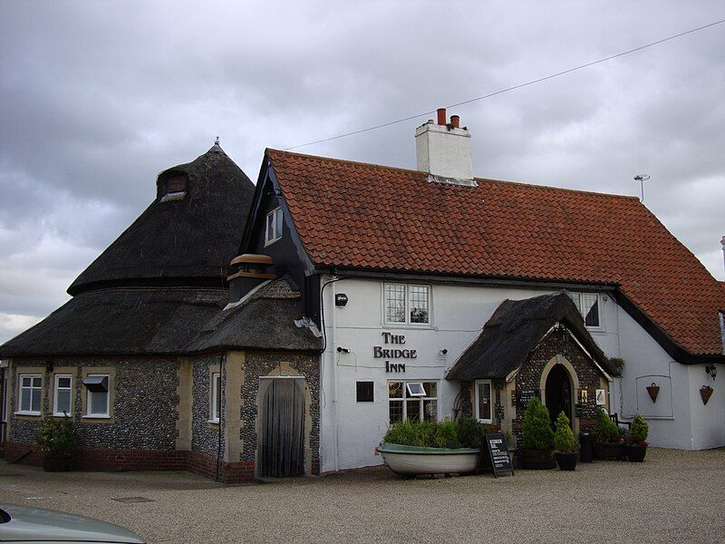 File:Weybridge TheBridgeInn.jpg