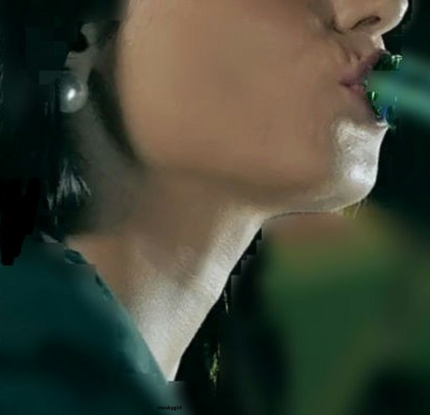 File:Female adams apple.png