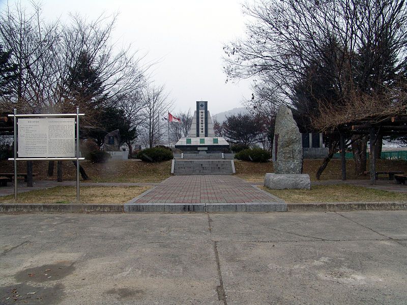 File:Gapyeong Canada Monument.jpg