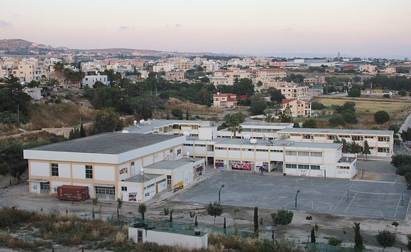 File:Geroskipou skole 10-05-02.jpg