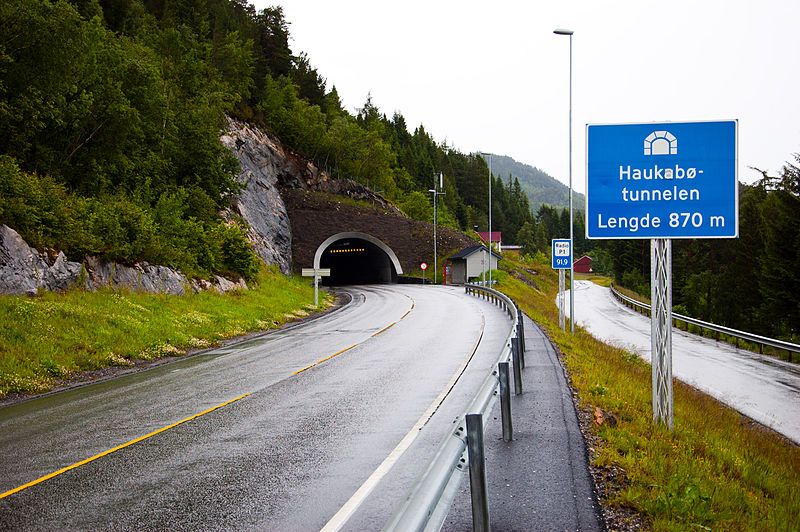 File:HaukabøtunnelenVestMR.jpg