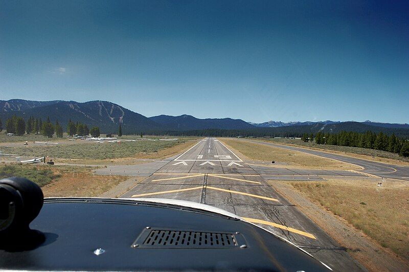 File:Landing at Truckee.JPG