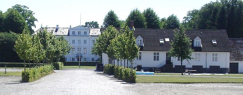 File:LiliendalGårdsplads (cropped).JPG