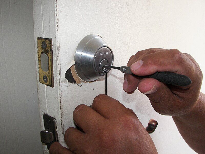 File:Locksmith-1947387 1920.jpg