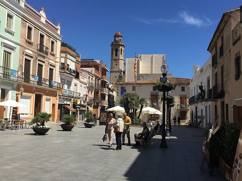 File:Plaça Ajuntament Calella.jpg