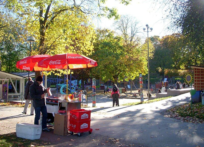 File:Rålambshovsparken parklek 2010.jpg