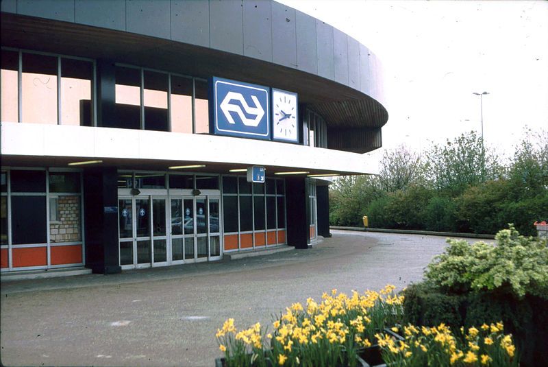 File:Station Schiphol 12-04-1989.jpg