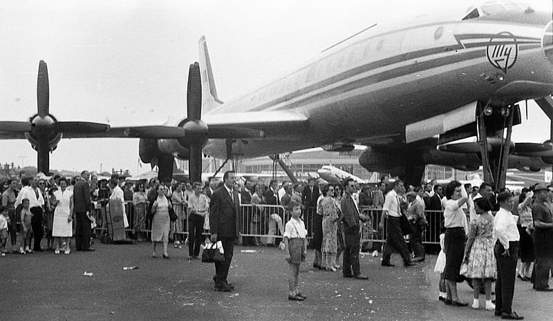 File:Tu-114 Paryż~1961.jpg