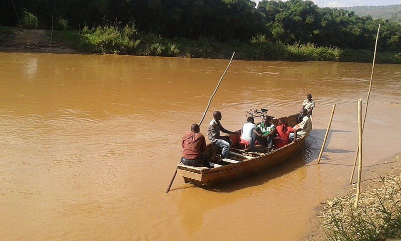 File:Canoing in Nyabarongo.jpg