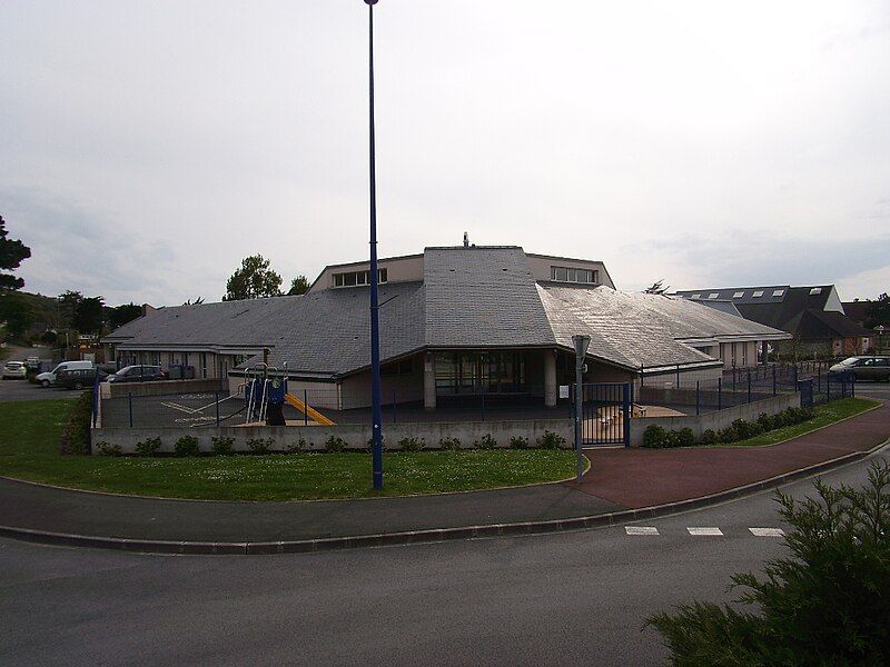 File:EcoleTabarlyJullouville.JPG