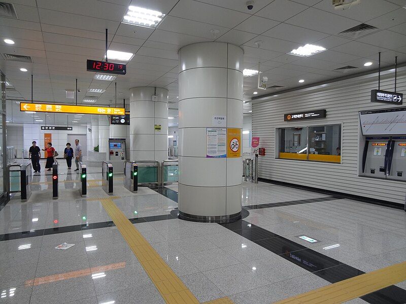 File:ITC-Geomdansageori Stn-Gate.jpg