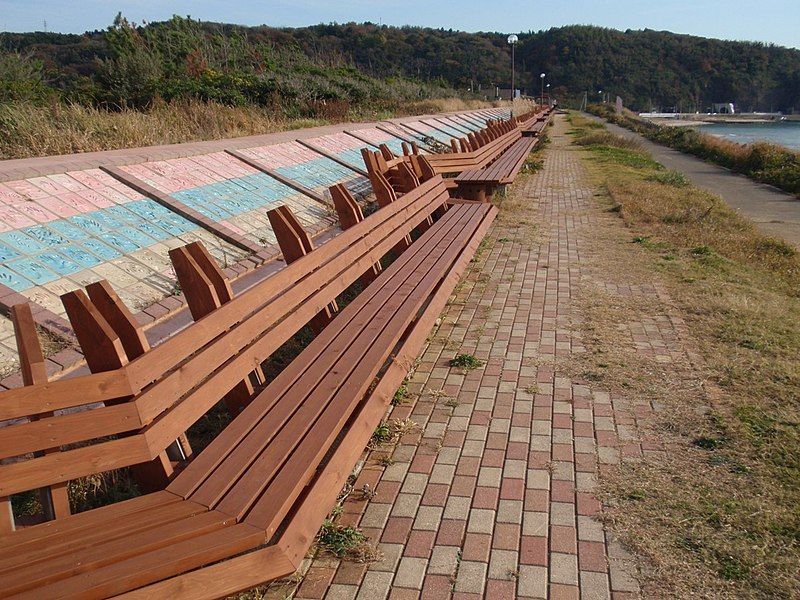 File:Longest bench.jpg