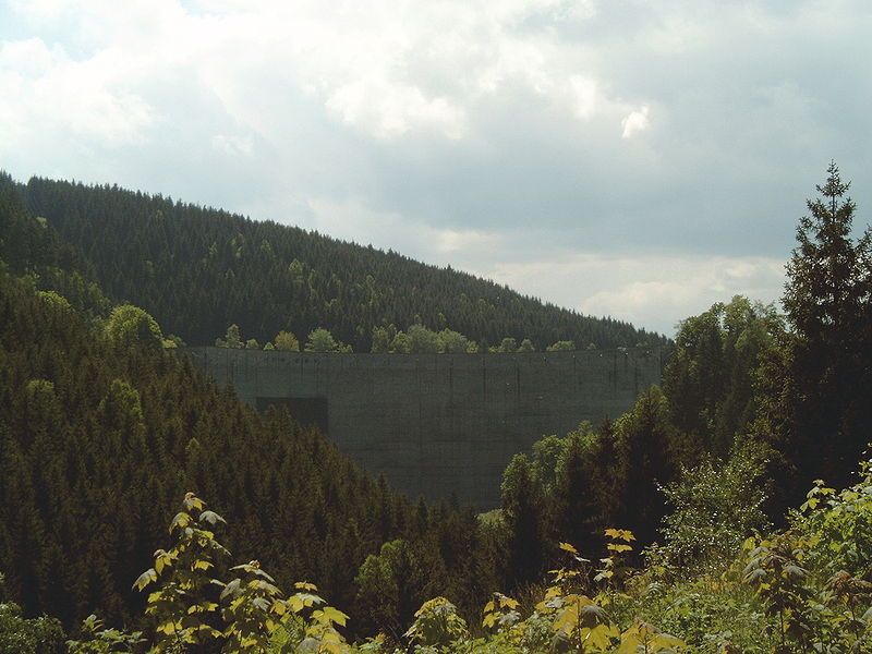 File:Okertalsperre staumauer talseite.jpg