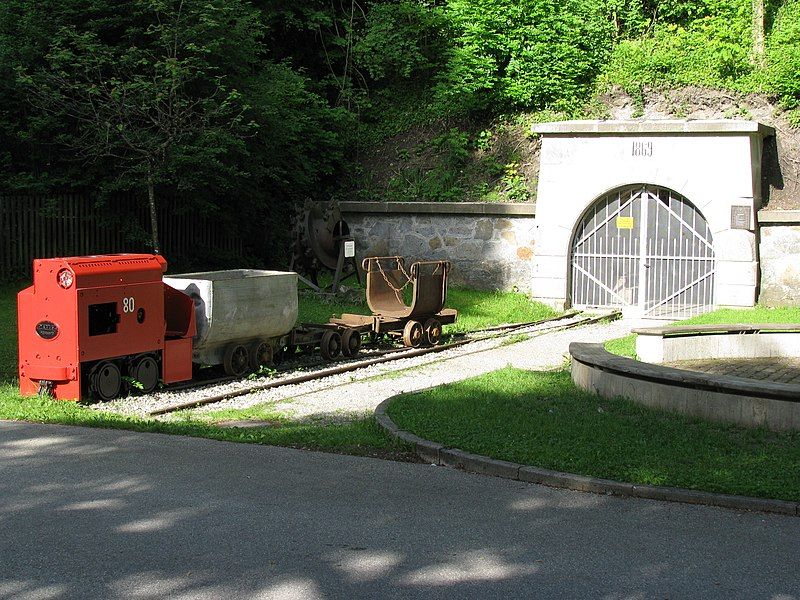 File:PeissenbergTiefstollen.JPG