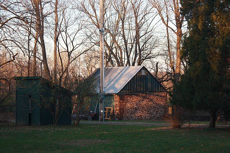 File:Rhoads Homestead Outbuilding.JPG