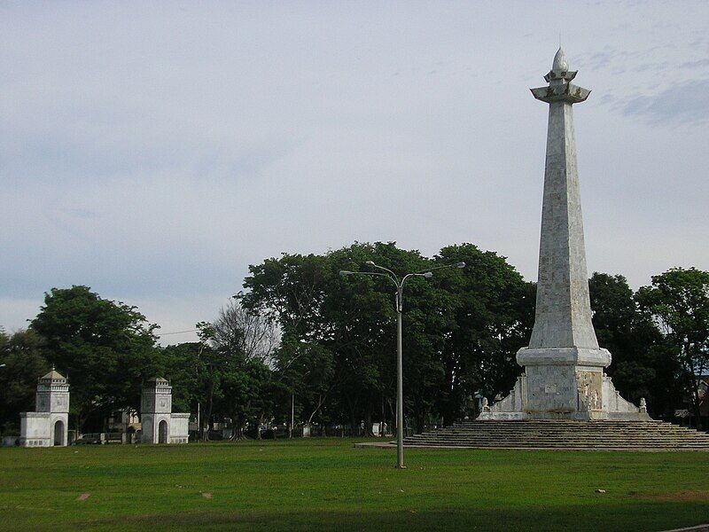 File:Bengkulu city square.jpg