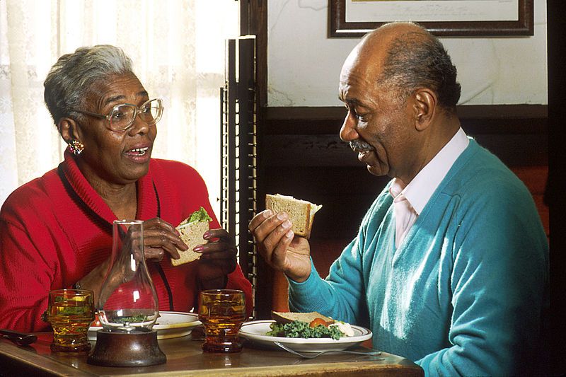 File:Couple eating lunch.jpg