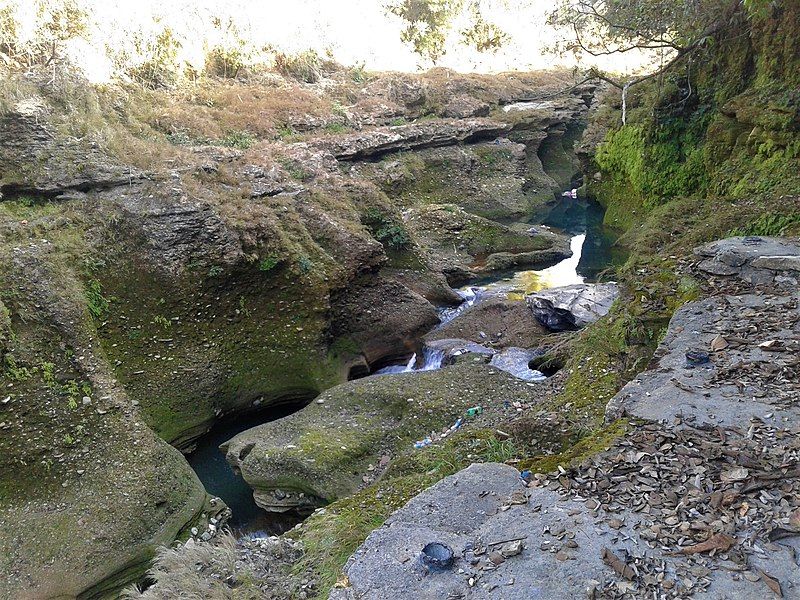 File:Davis Falls-Pokhara 04.jpg