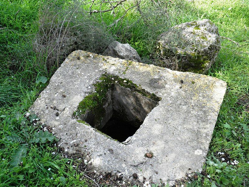 File:Dayr Aban Cistern.JPG