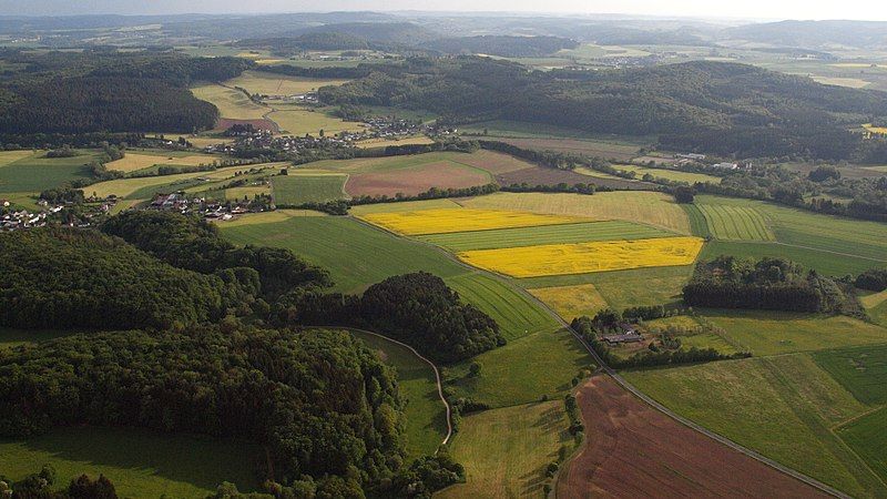 File:Hillesheim, Naturpark Vulkaneifel.jpg