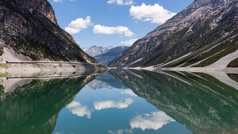 File:Lago di Livigno.jpg