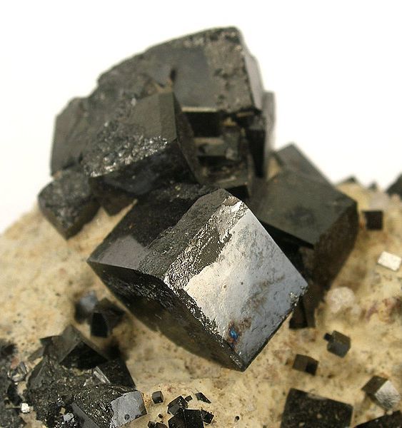 File:Magnetite-rw16b.jpg