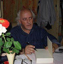 Mohamed Benchicou signing autographs