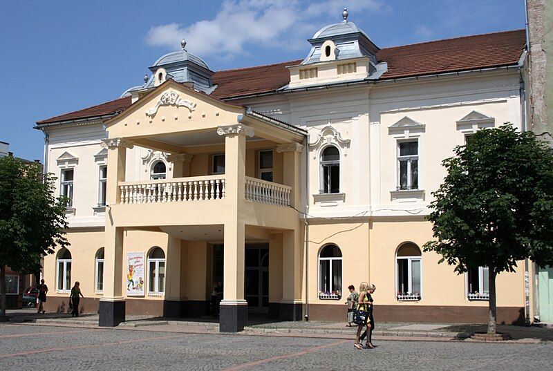 File:Mukachevo Gebäude.jpg