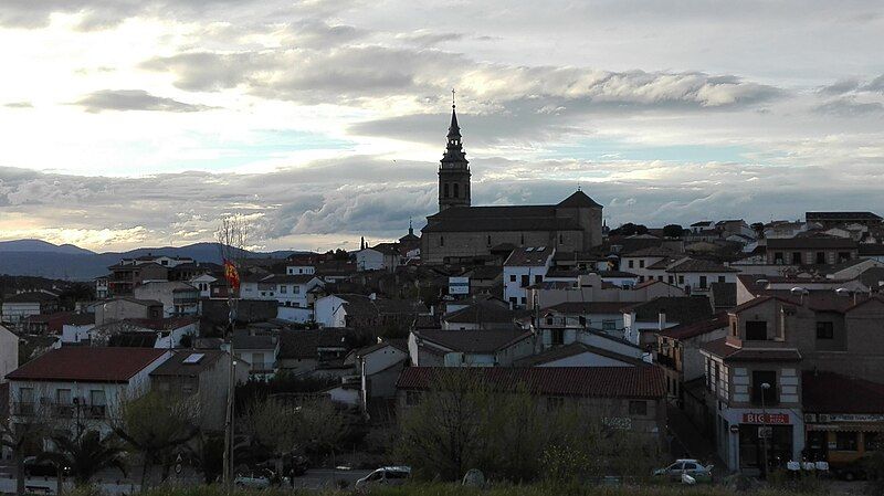 File:Pueblo de Méntrida.jpg