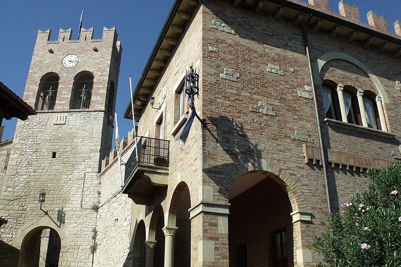 File:SerravalleRSMCastello2.JPG