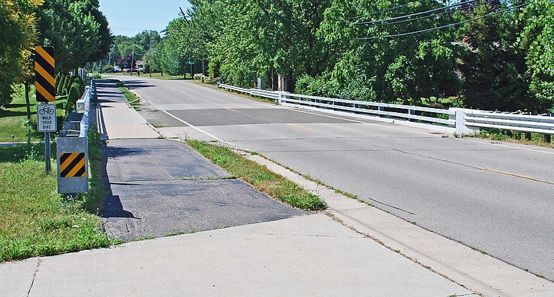 File:SouthPointeRdFrenchmansCreekBridgeGrosseIleMi.jpg