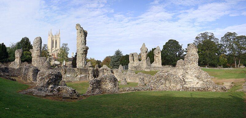 File:StEdmundsburyAbbeyPanorama.jpg