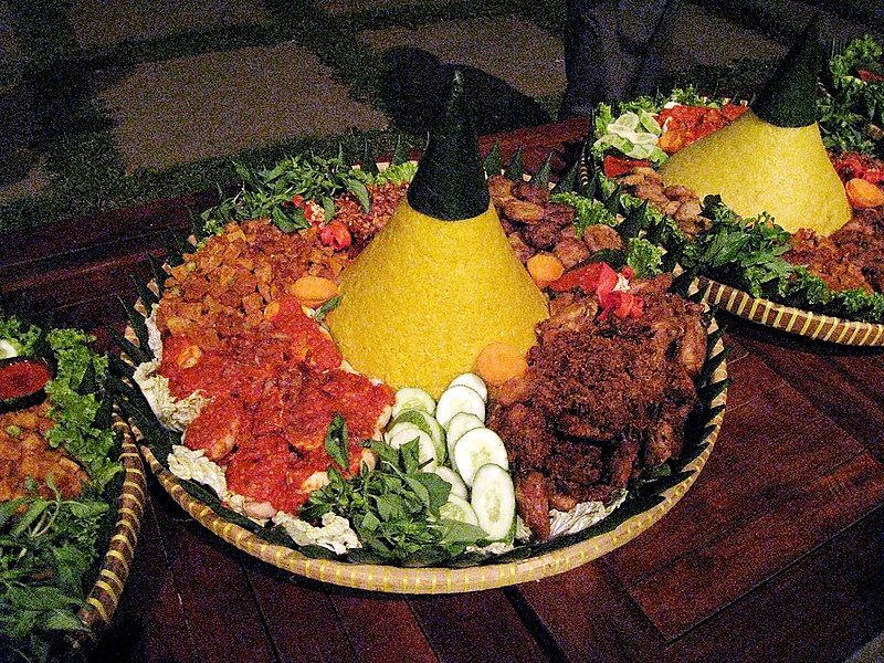 File:Tumpeng Slametan IGDA.JPG