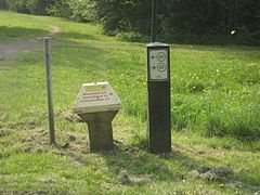 A padstool sign and an internode sign for the numbered-node cycle network.