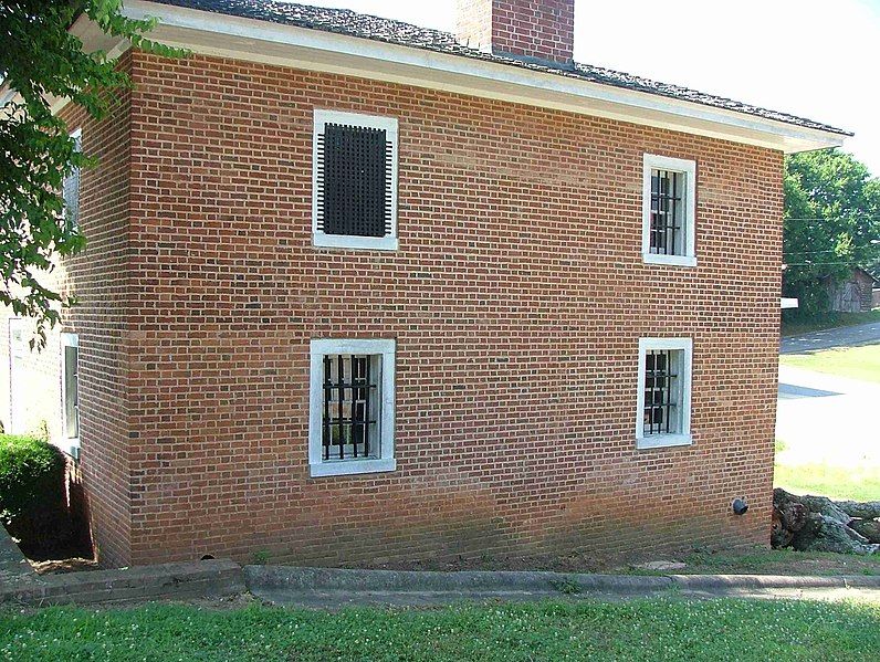 File:WilkesboroOldJail.JPG