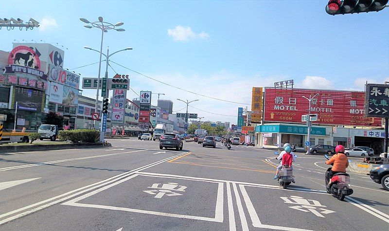 File:台南仁德中山路家樂福特力屋.JPG