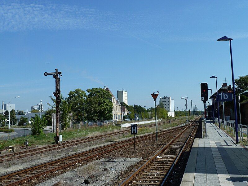 File:Beeskow-Bahnsteige.JPG