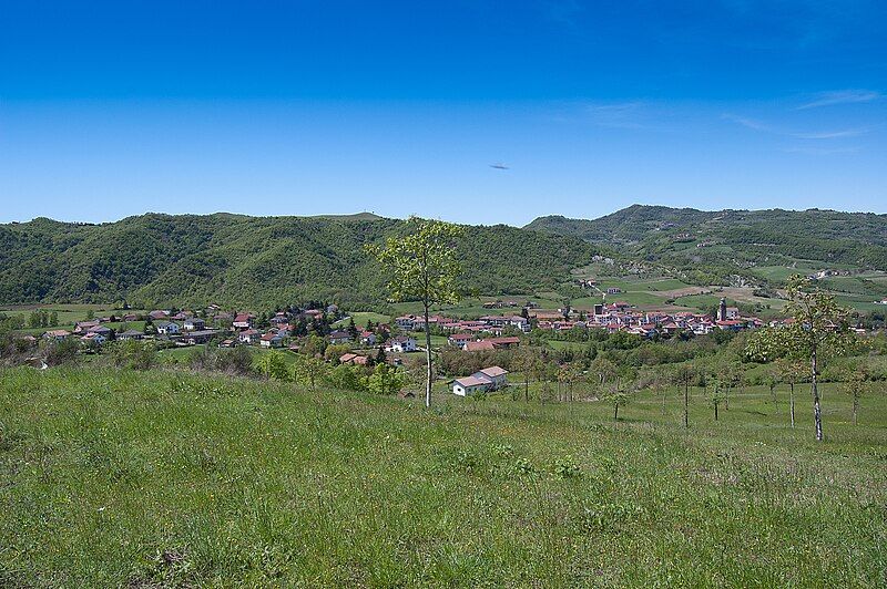 File:Cartosio in spring.jpg