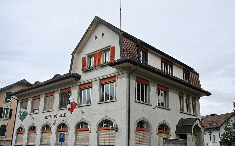 File:ChavannesRenensTownHall.jpg