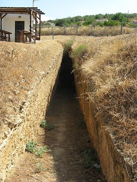 File:Denrda tomb.JPG