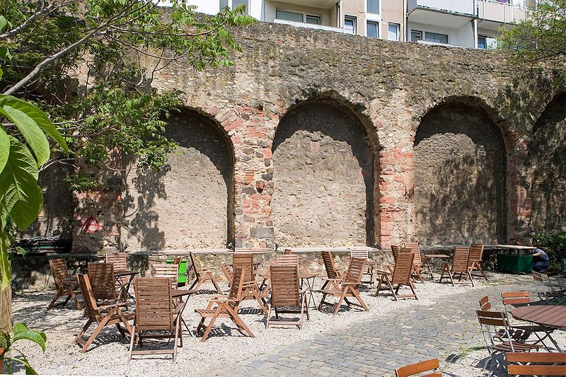 File:Frankfurt Am Main-Stadtbefestigung-Staufenmauer-Gegenwart.jpg