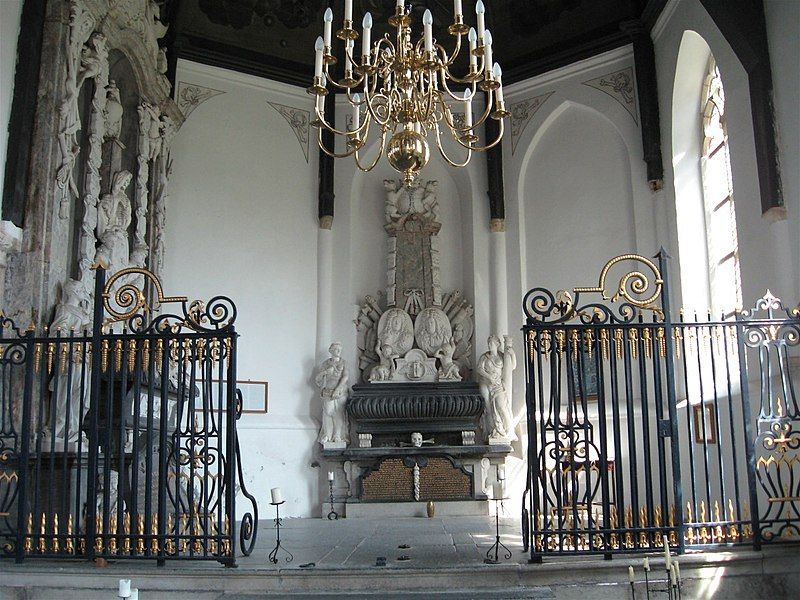 File:Grafkapel Adriaanskerk.jpg