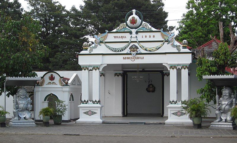 File:Kraton Jogja-Donopratono gate.jpg