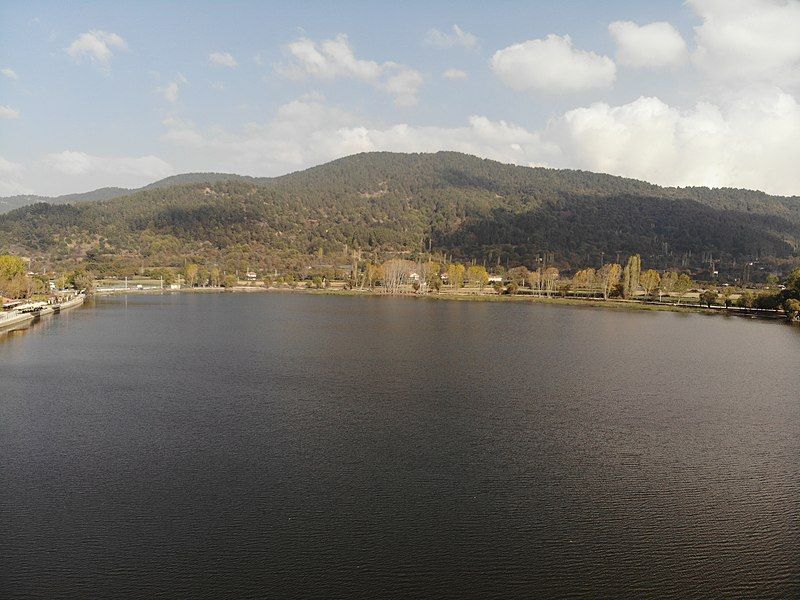 File:Lake Gölcük 06.jpg