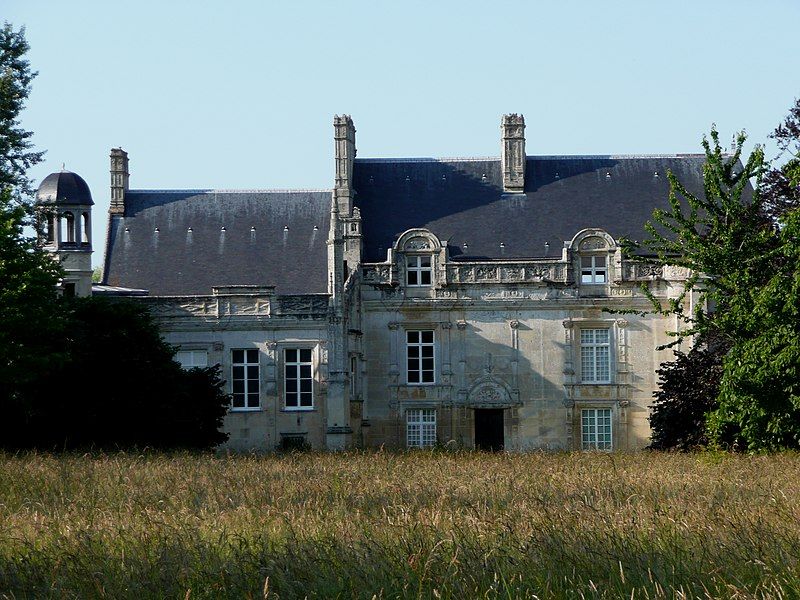 File:Lasson-chateau-aile-sud.jpg