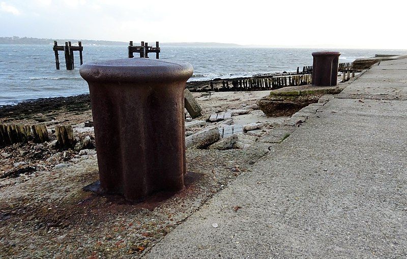 File:Lepe beach bollards.jpg